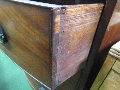 Sheraton-style bow fronted chest of 3 graduated drawers. Estimate £40-60 - Image 3 of 4