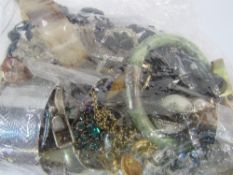 Bag of vintage costume jewellery. Estimate £20-30