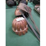 Collection of 4 Victorian heavy copper ladles & 2 copper moulds. Estimate £40-60