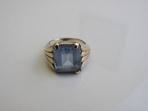 18ct gold ring set with a large aquamarine stone, size of stone 1.3mm x 1.2mm (missing 1 claw), size - Image 2 of 2