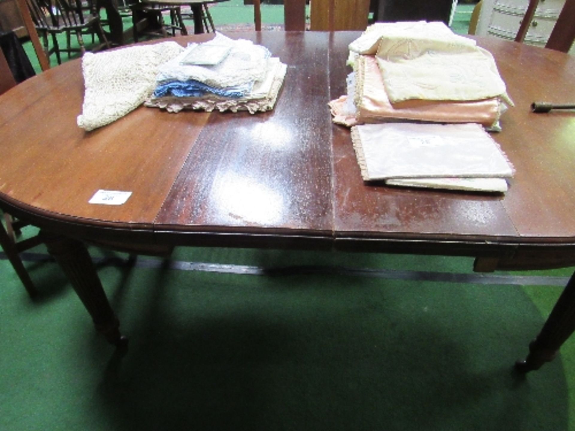 Mahogany Edwardian wind-out dining table c/w 2 leaves, on reeded turned legs to casters c/w - Image 2 of 2