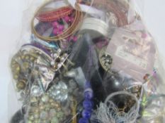 Bag of costume jewellery. Estimate £15-25