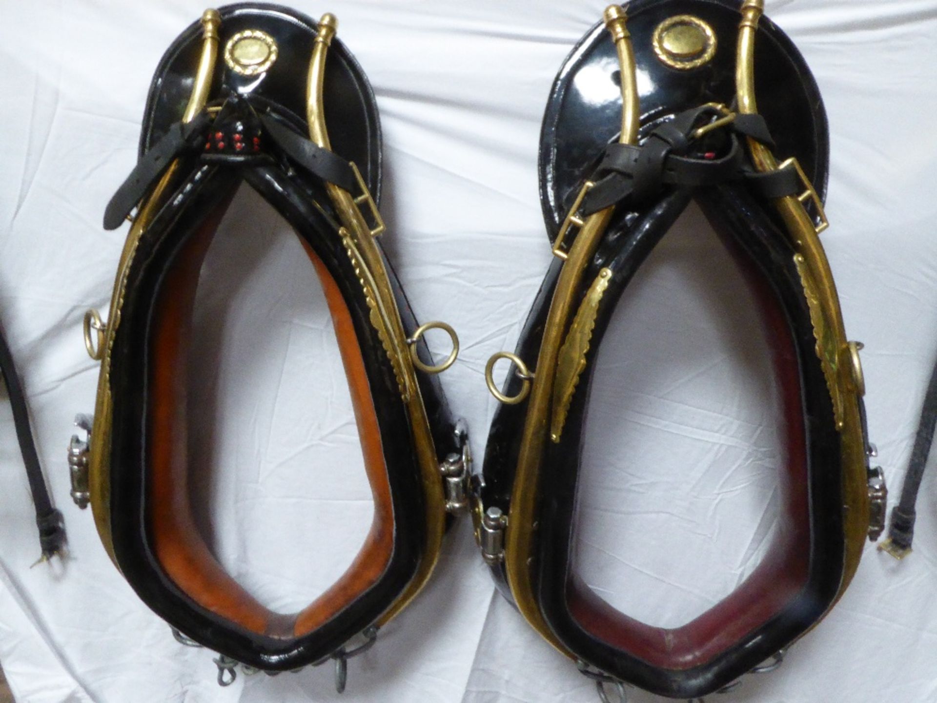 Set of PAIR show harness by Huskisson of Walsall with 26/27ins collars with tan linings, brass hames - Image 3 of 5