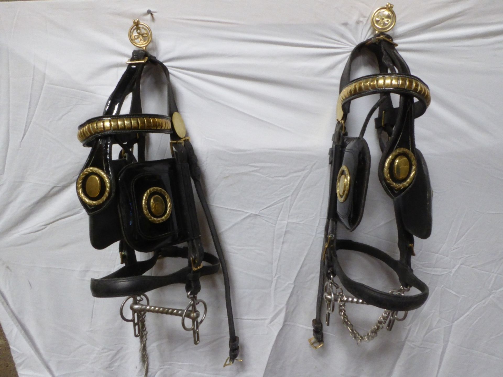 Set of PAIR show harness by Huskisson of Walsall with 26/27ins collars with tan linings, brass hames