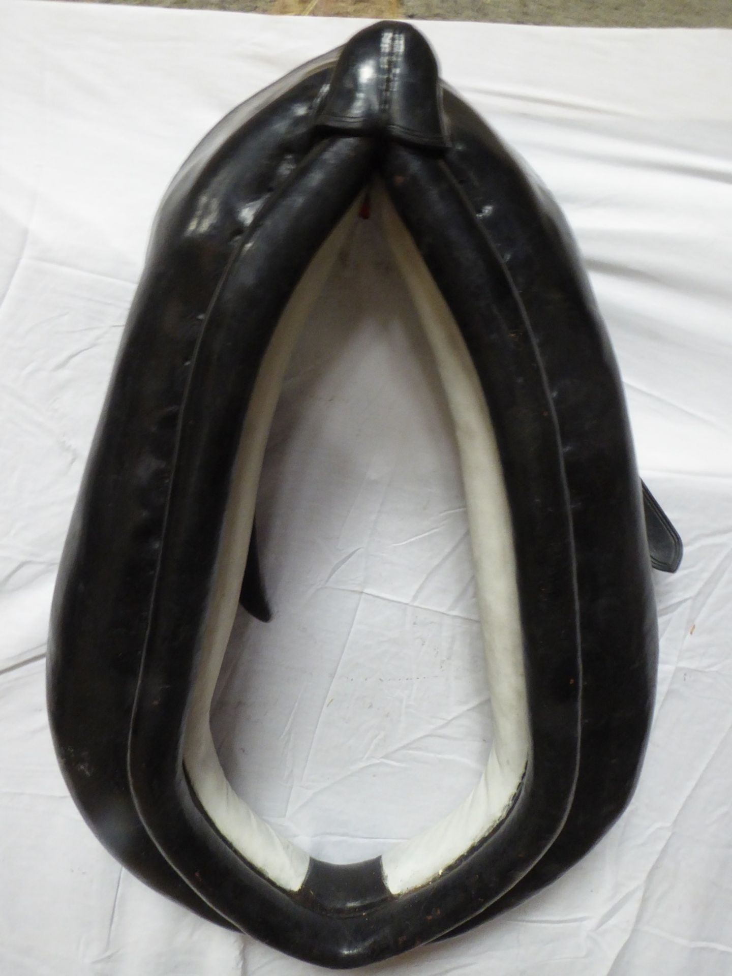 Black leather working collar, 25½ins with canvas lining