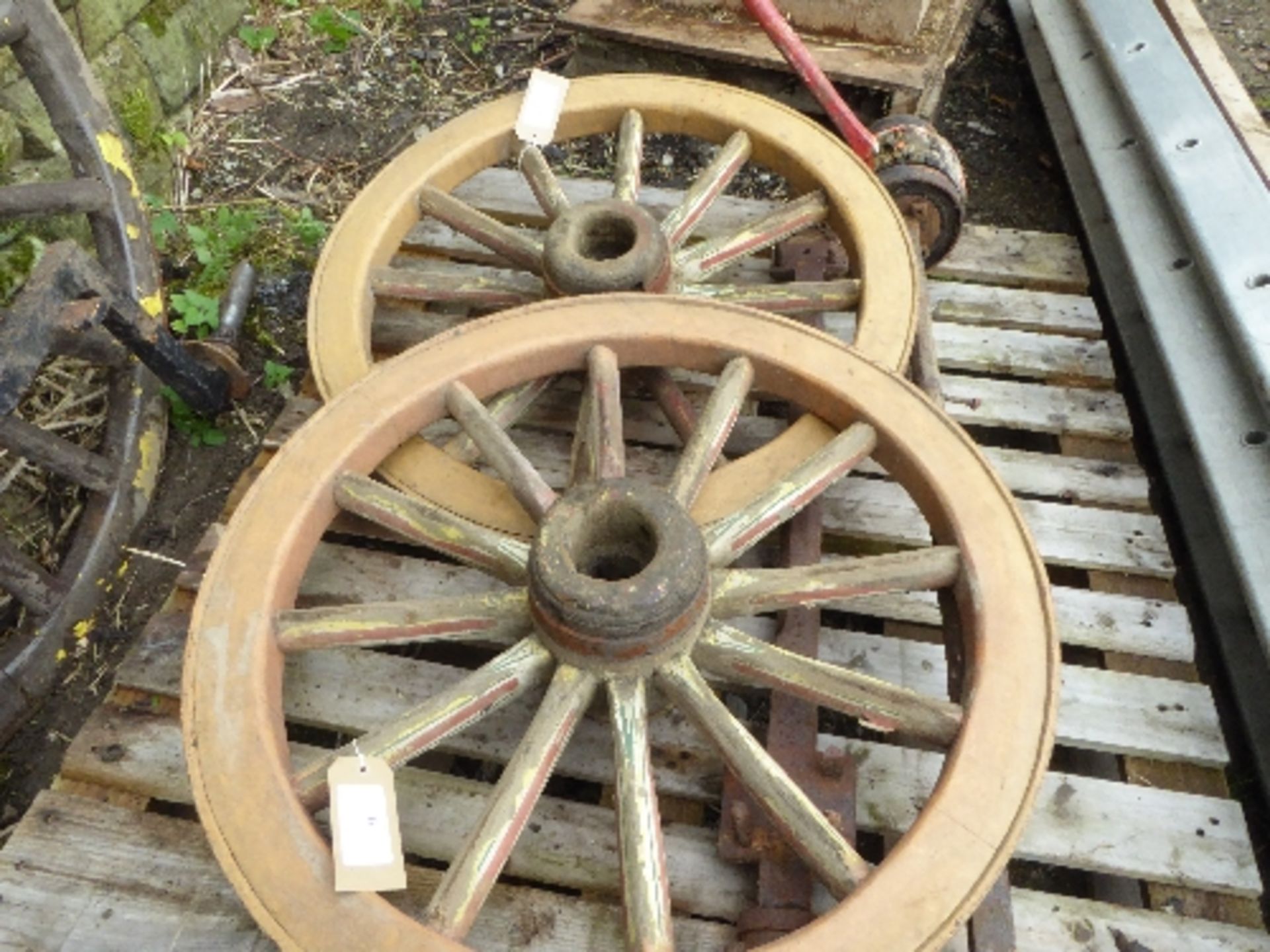 a pair of metal tyred wheels and 2 metal axles