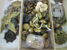 Box of cap badges & buttons including economy WWII badges together with 6 Wessex Regiment dress