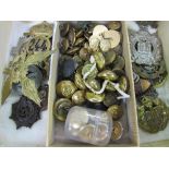 Box of cap badges & buttons including economy WWII badges together with 6 Wessex Regiment dress