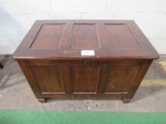 Oak chest, 73cms x 43cms x 50cms (hinges a/f).  Estimate £30-40