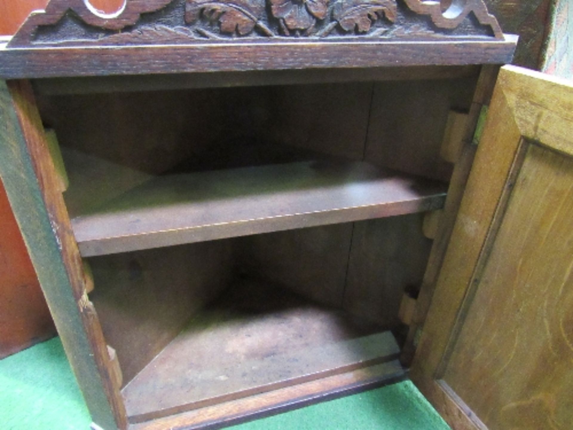 Oak small corner cabinet with thistle emblem to door, height 53cms, width 46cms. Estimate £20-40 - Image 3 of 3