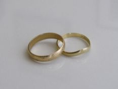 18ct gold wedding decorated band, size Q, weight 2.8gms & an 18ct gold shaped wedding band, size