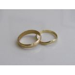 18ct gold wedding decorated band, size Q, weight 2.8gms & an 18ct gold shaped wedding band, size