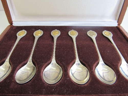 The Sovereign Queens' Spoon Collection, Sheffield 1977, in velvet & wood box. Estimate £50-80 - Image 2 of 3