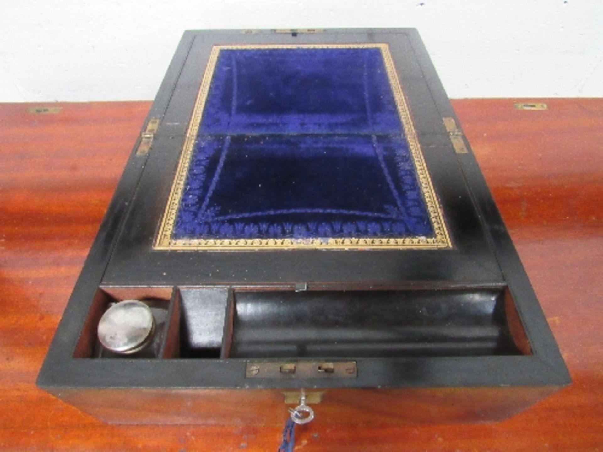 Victorian cross-cut walnut writing slope with glass inkwell, working lock & key. Estimate £40-60 - Image 4 of 5