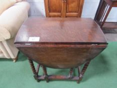 Small oak gate-leg drop side table with barley twist legs, 60cms x 92cms x 72cms.  Estimate £30-40