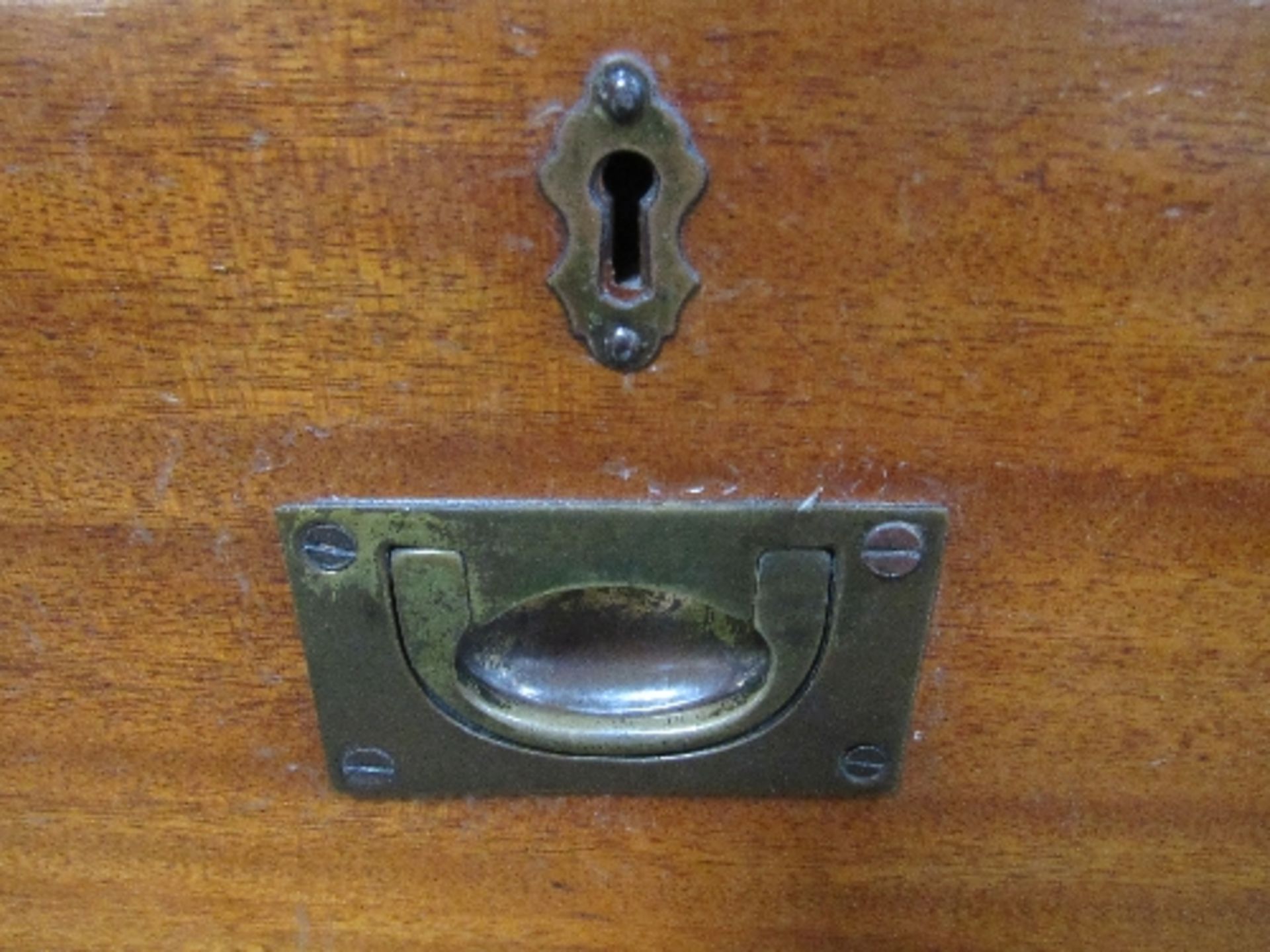 Mahogany military-style chest of 2 over 3 drawers, brass handles, divides through middle, 92cms x - Image 4 of 6