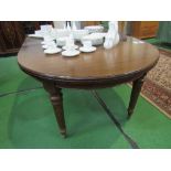 Mahogany Edwardian wind-out dining table c/w 2 leaves, reeded turned legs to casters, c/w handle,