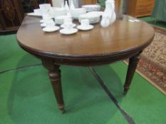 Mahogany Edwardian wind-out dining table c/w 2 leaves, reeded turned legs to casters, c/w handle,