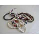 10 freshwater pearl bracelets. Estimate £20-30