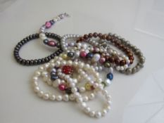 10 freshwater pearl bracelets. Estimate £20-30