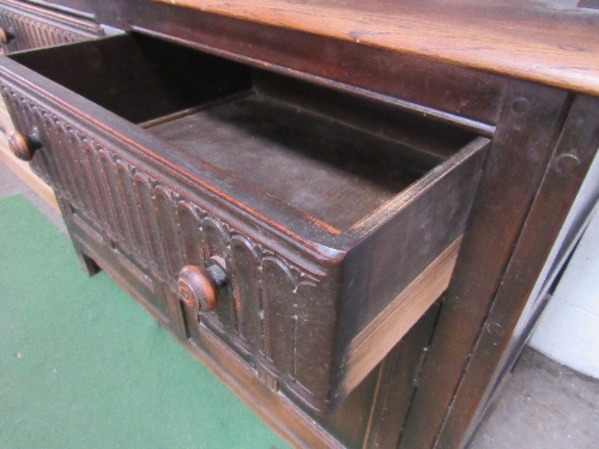 Oak reproduction court cupboard, 130cms x 51cms x 130cms. Estimate £20-40 - Image 5 of 6