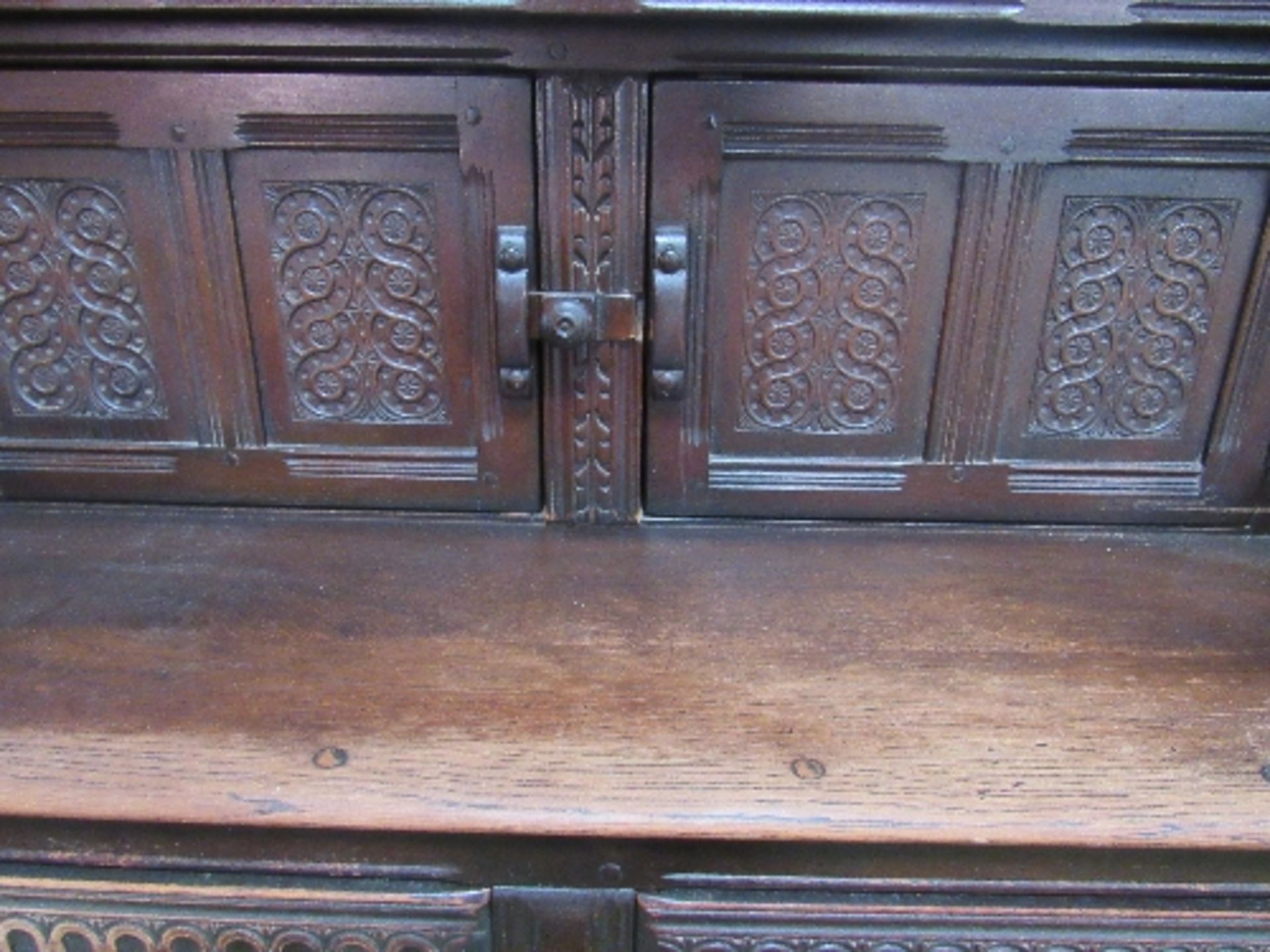 Oak reproduction court cupboard, 130cms x 51cms x 130cms. Estimate £20-40 - Image 4 of 6