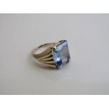 18ct gold ring set with a large aquamarine coloured stone (missing a claw), size 1.3 x 1.2cms,