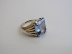 18ct gold ring set with a large aquamarine coloured stone (missing a claw), size 1.3 x 1.2cms,