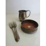 Small silver tankard, London 1977, weight 7.6oz; a silver bottle coaster with 9ct gold insert to