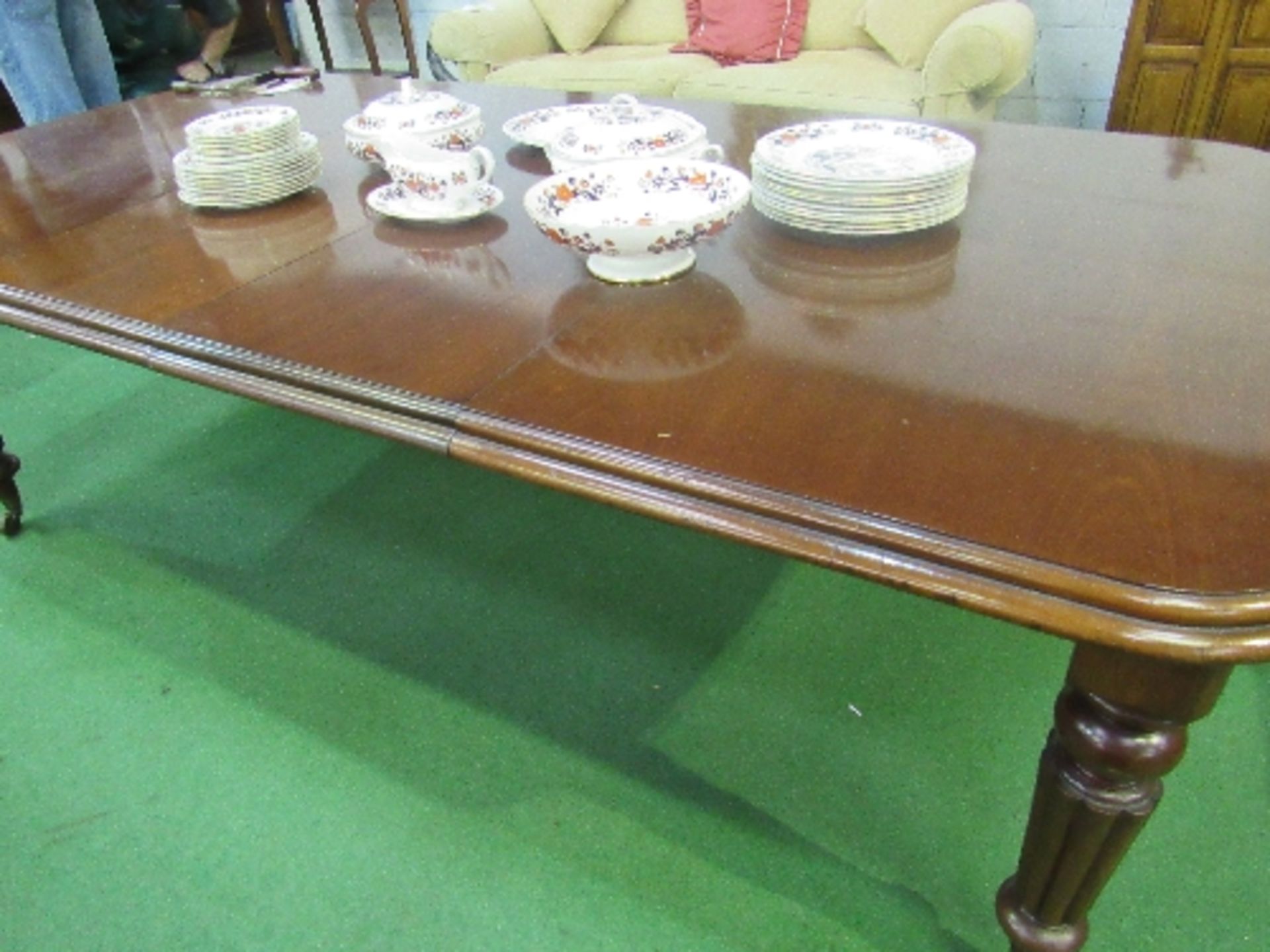 Mahogany wind-out extending table with 2 leaves & winding handle, 143cms x 119cms x 72cms.