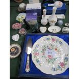 Qty of collectables including Aynsley plate, Worcester, Wedgwood & Poole items. Estimate £40-60