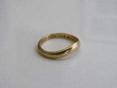 18ct gold shaped wedding band, size P 1/2, weight 4gms. Estimate £80-100