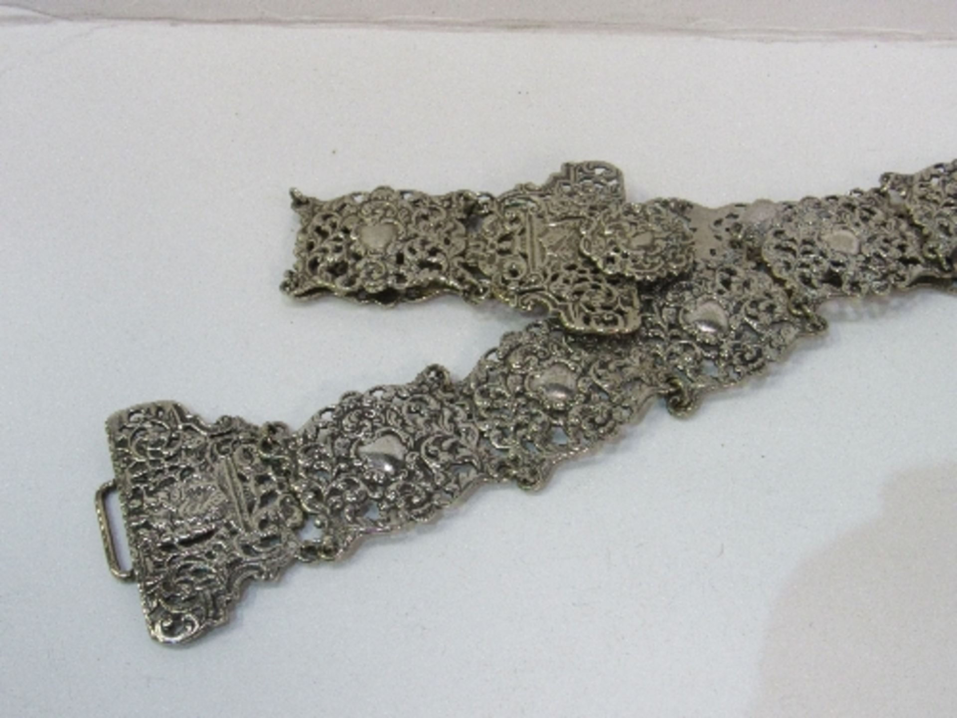 Silver plated filigree decorated joint belt - Image 2 of 2