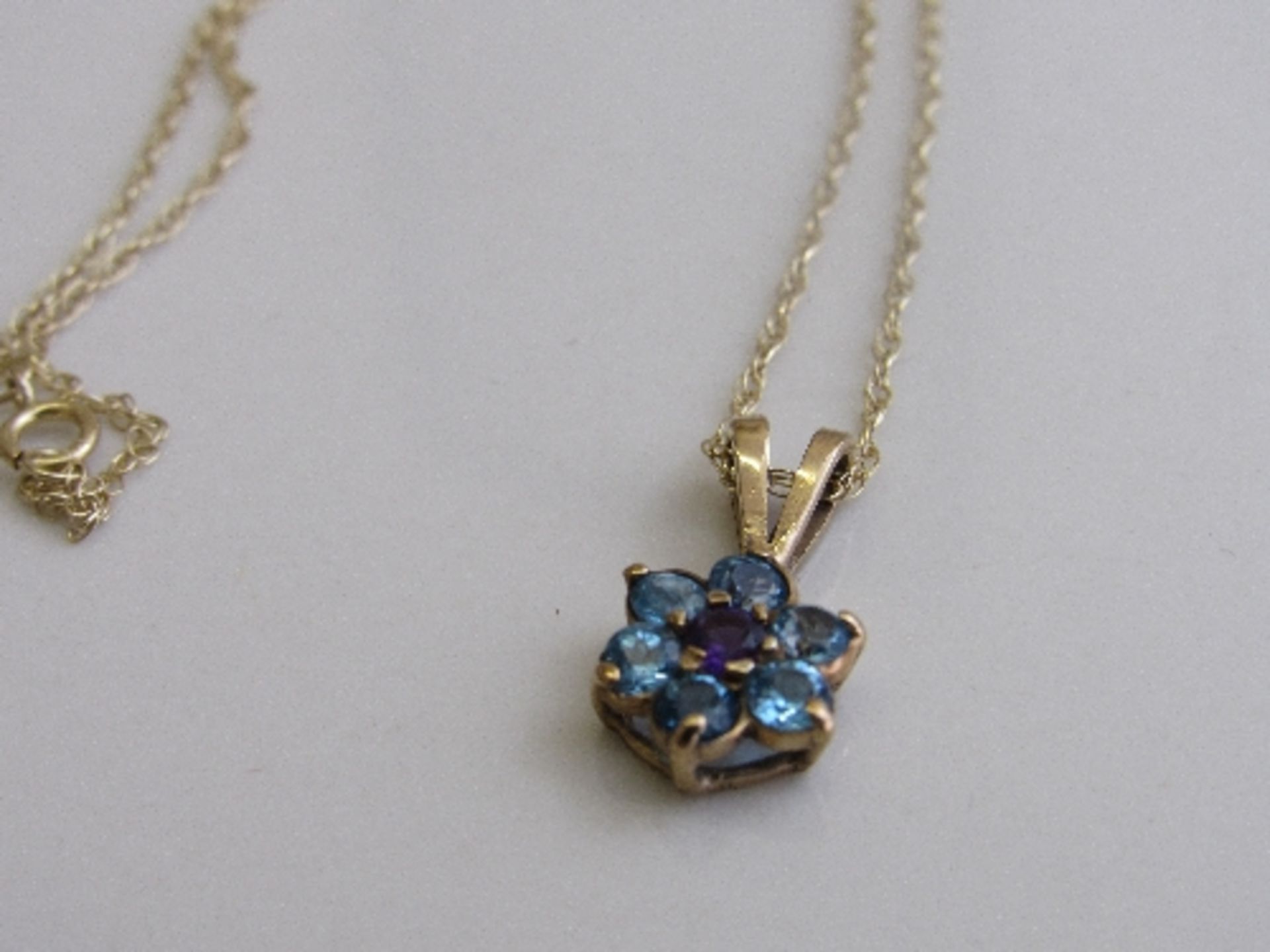 9ct gold, purple & pale blue stone flower pendant on 9ct gold chain, weight 1.9gms. Estimate £20-30 - Image 2 of 4