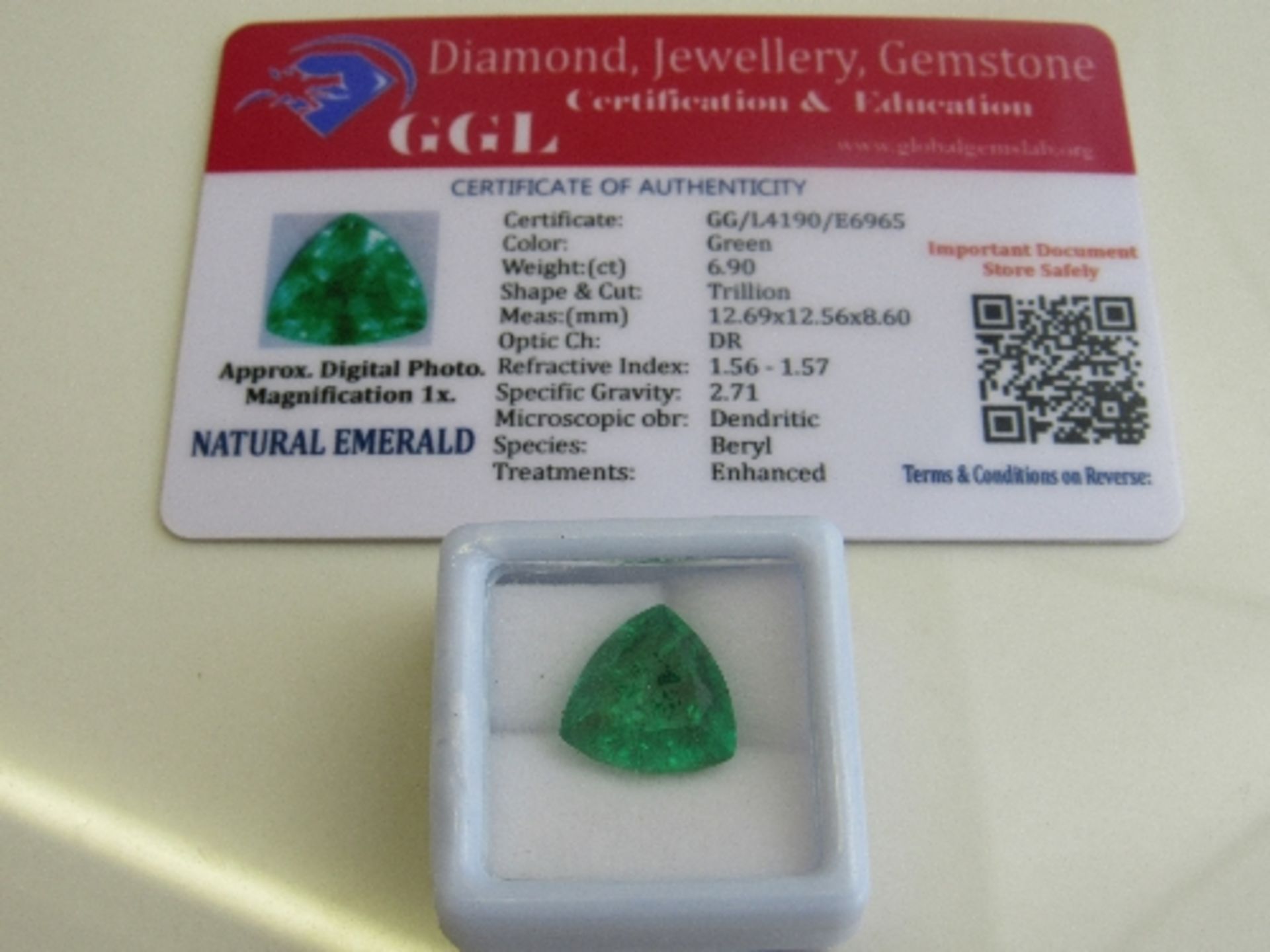 Natural trillion cut loose emerald, 6.9ct with certificate. Estimate £50-70