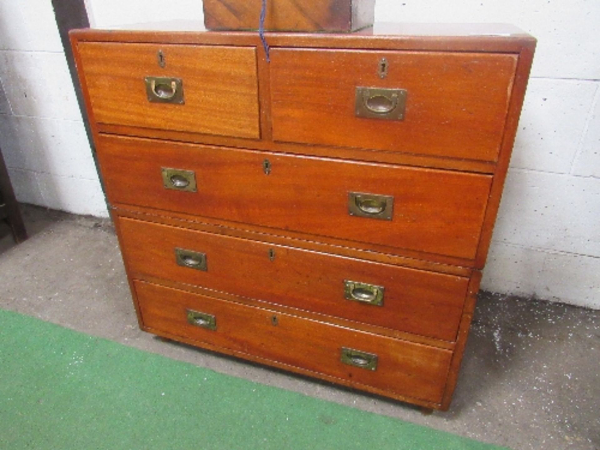 Mahogany military-style chest of 2 over 3 drawers, brass handles, divides through middle, 92cms x - Image 2 of 6