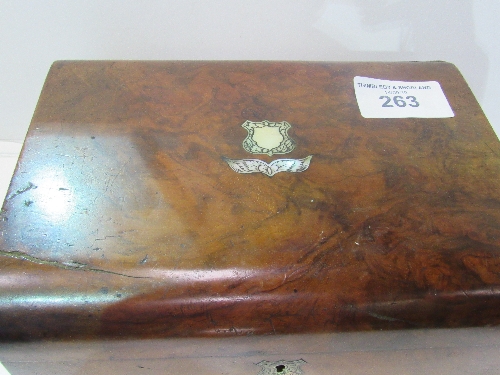 Walnut jewellery box with mother of pearl inlay (a/f) with contents including a 1900 silver crown. - Image 5 of 6