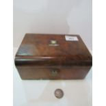 Walnut jewellery box with mother of pearl inlay (a/f) with contents including a 1900 silver crown.