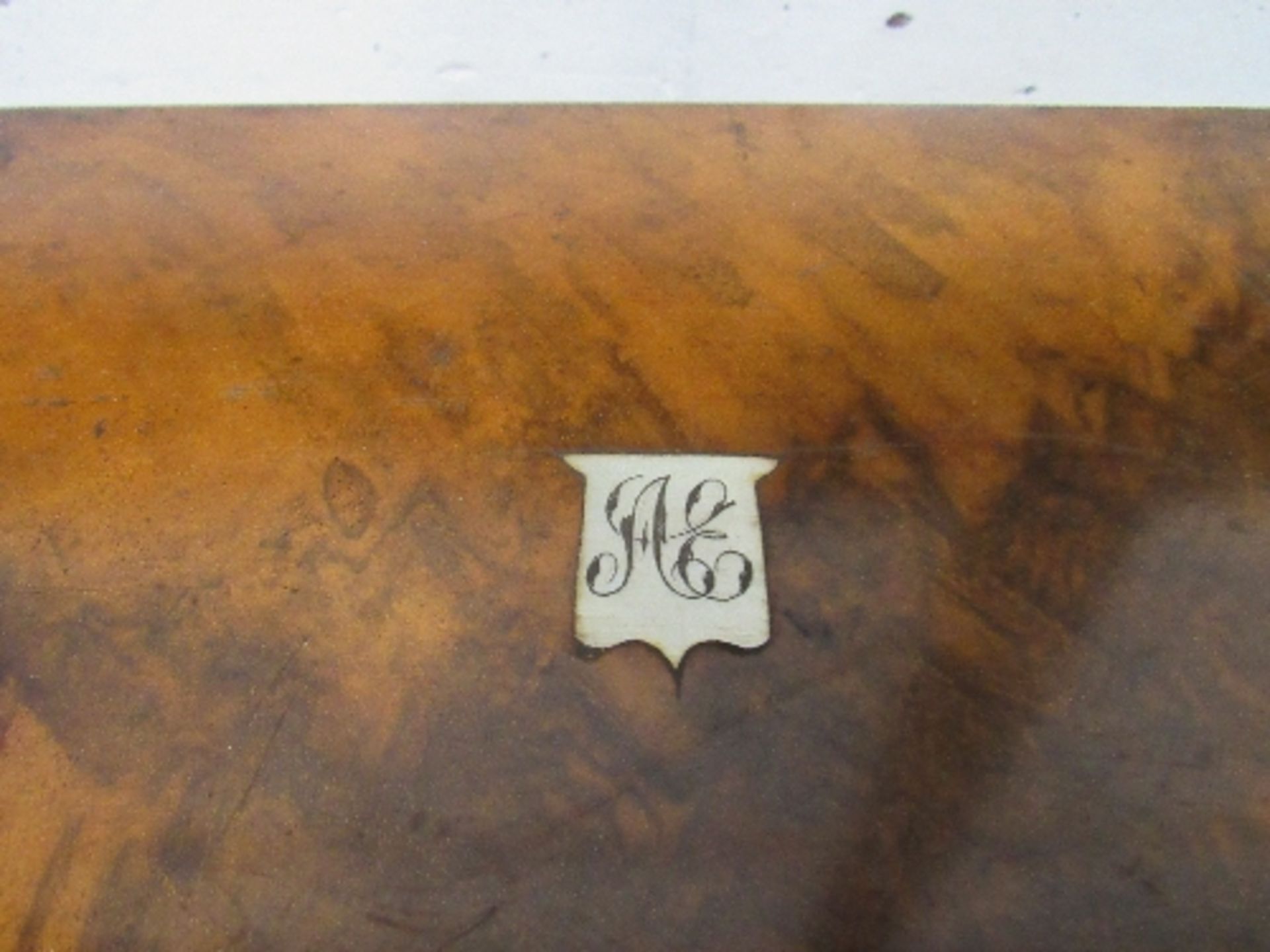 Victorian cross-cut walnut writing slope with glass inkwell, working lock & key. Estimate £40-60 - Image 3 of 5