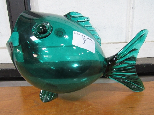 Large green glass fish bowl/vase. Estimate £10-20