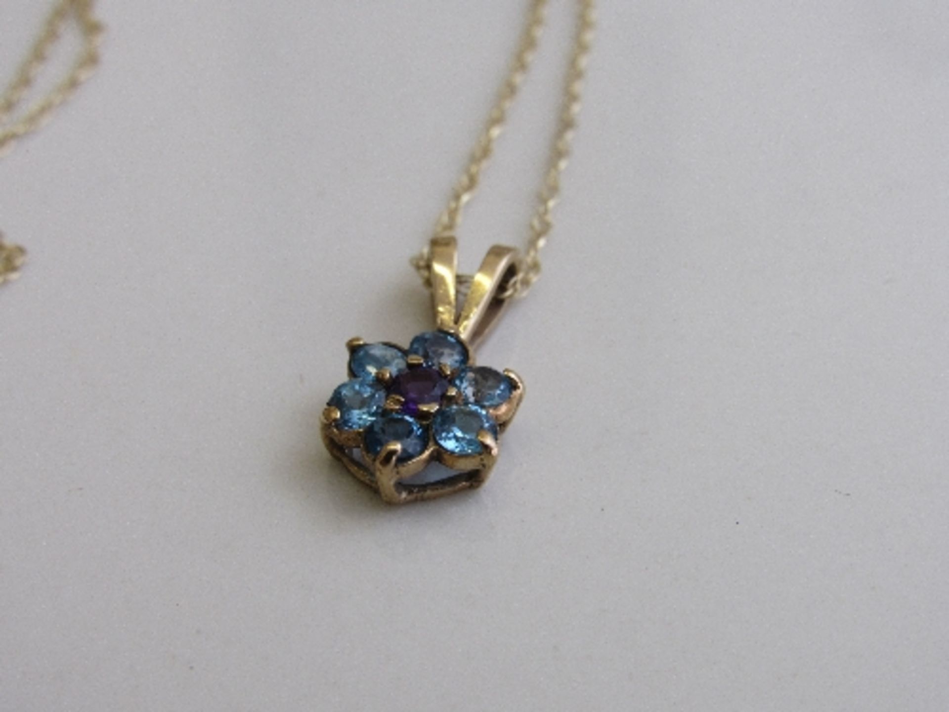 9ct gold, purple & pale blue stone flower pendant on 9ct gold chain, weight 1.9gms. Estimate £20-30 - Image 3 of 4