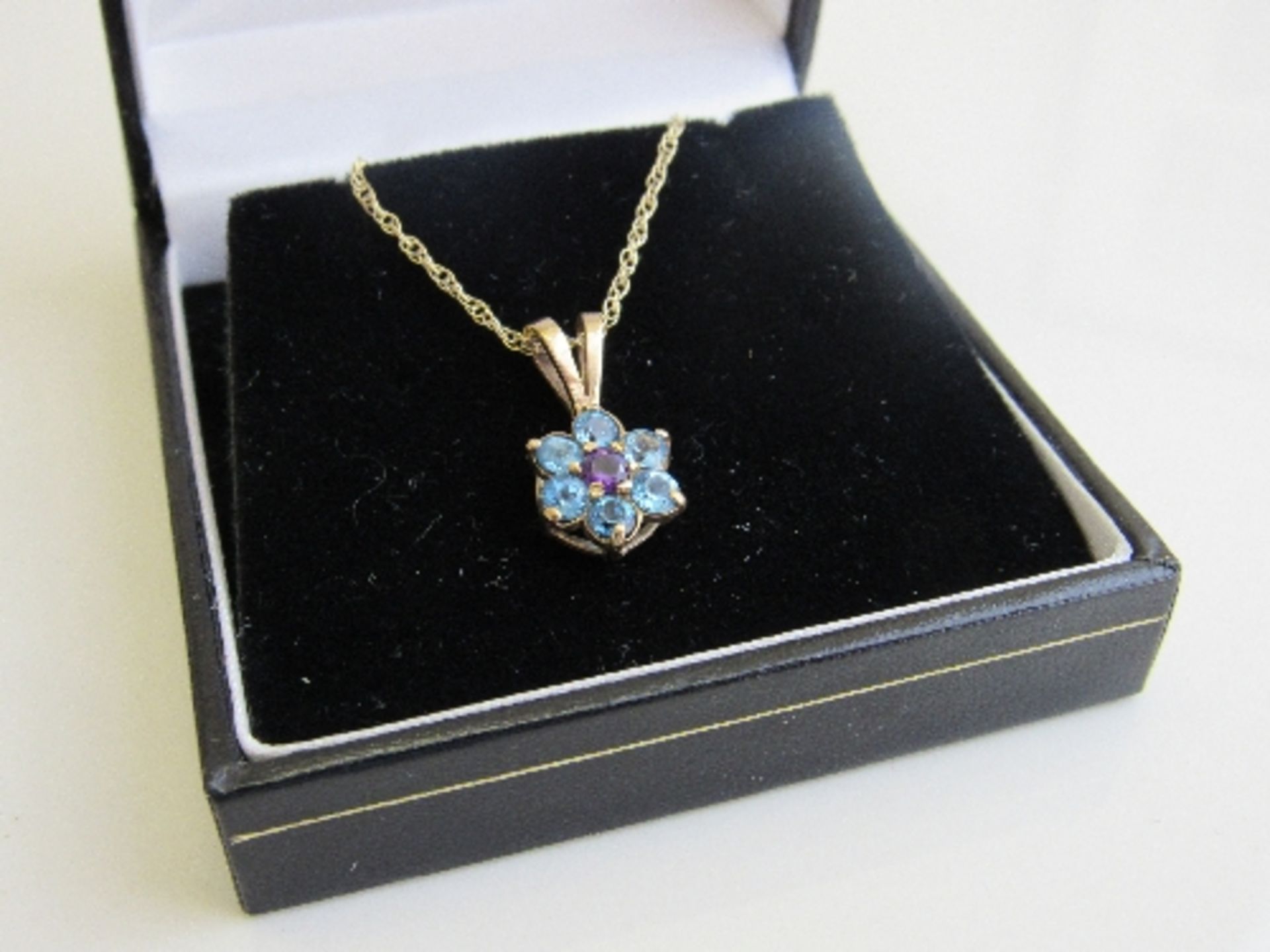 9ct gold, purple & pale blue stone flower pendant on 9ct gold chain, weight 1.9gms. Estimate £20-30 - Image 4 of 4