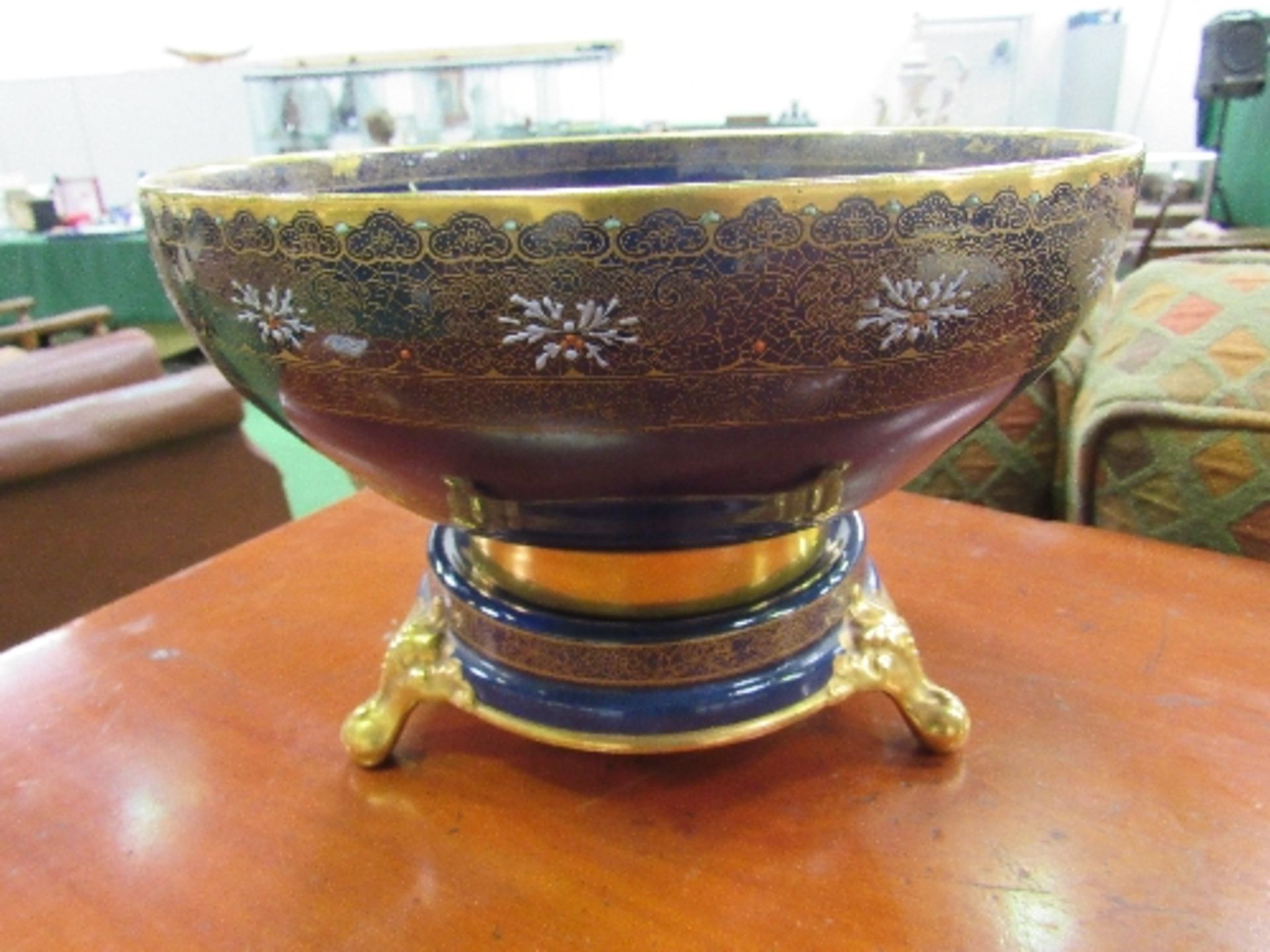 W & R Carlton ware blue bowl with lustre willow pattern decoration, on matching stand, diameter - Image 3 of 5