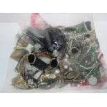 Bag of costume jewellery. Estimate £15-20