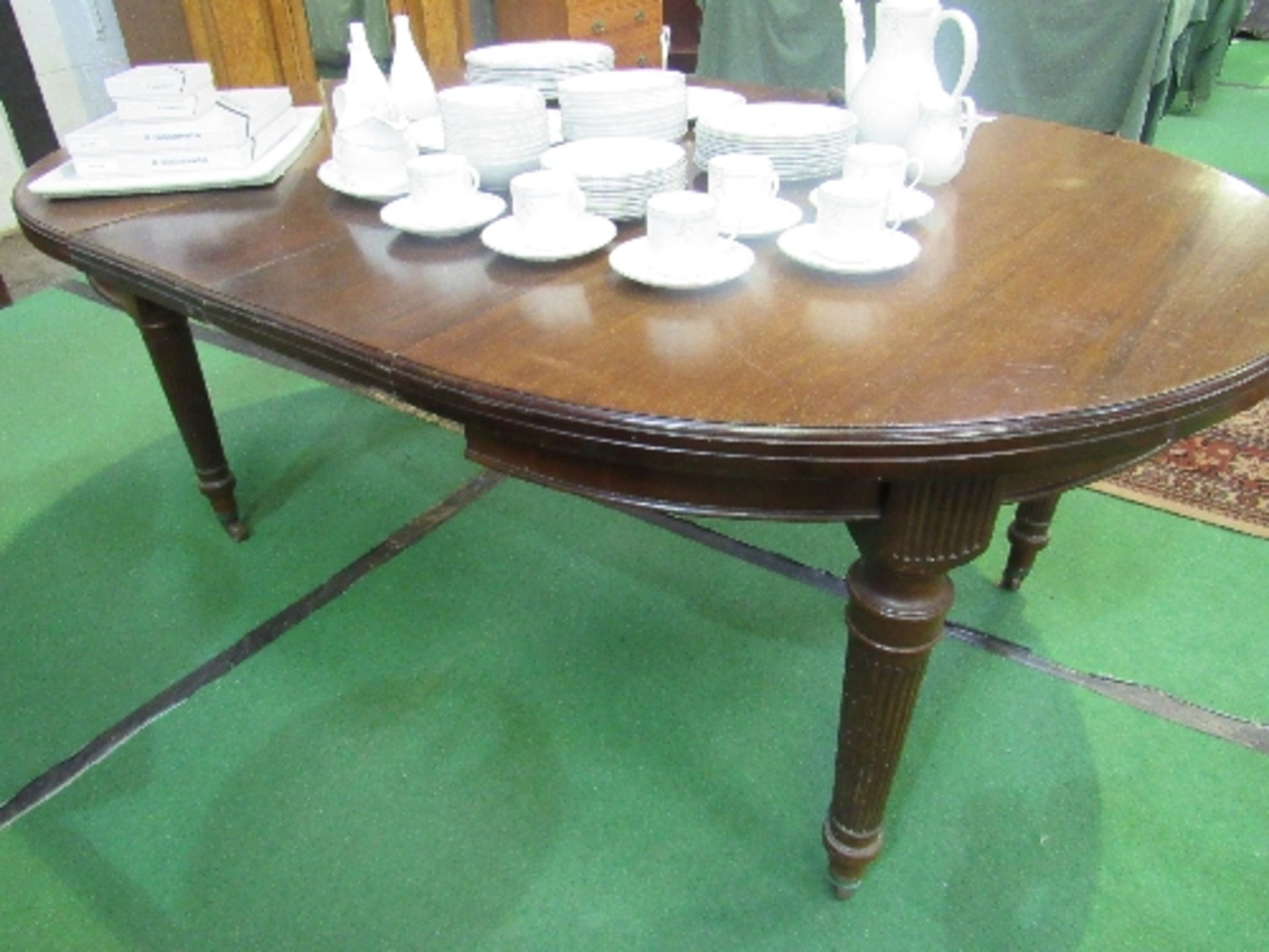 Mahogany Edwardian wind-out dining table c/w 2 leaves, reeded turned legs to casters, c/w handle, - Image 2 of 4