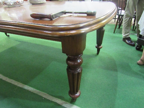 Mahogany wind-out extending table with 2 leaves & winding handle, 143cms x 119cms x 72cms. - Image 3 of 6