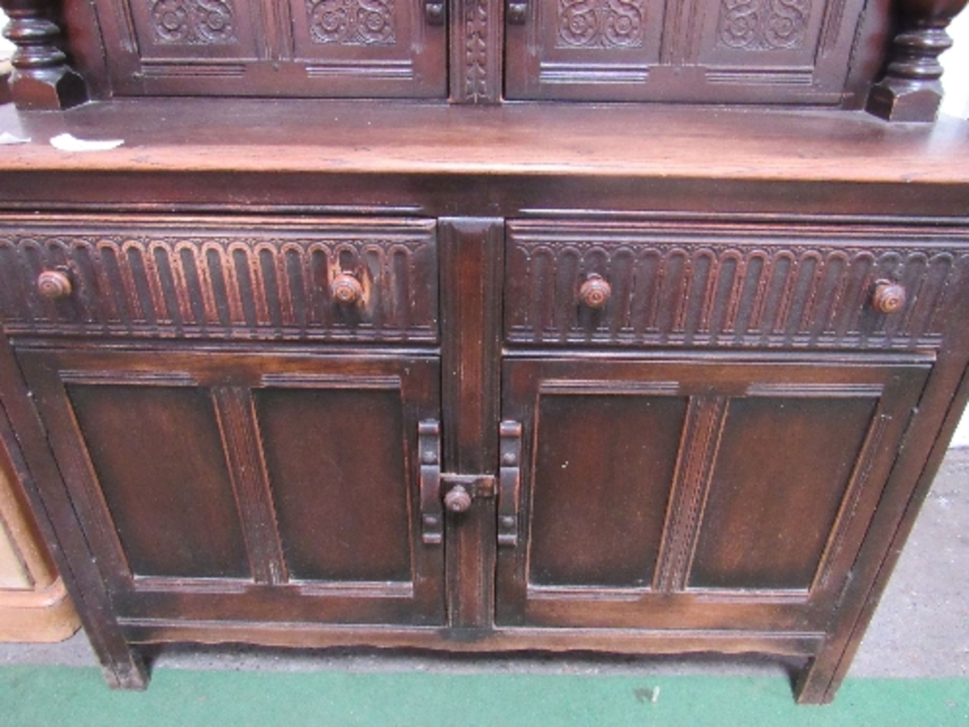 Oak reproduction court cupboard, 130cms x 51cms x 130cms. Estimate £20-40 - Image 3 of 6