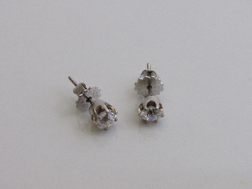 18ct gold & diamond stud earrings, approx 0.3ct. Estimate £500-550 - Image 2 of 3