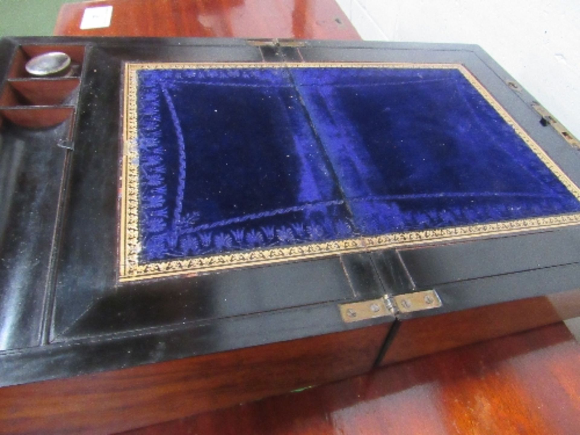 Victorian cross-cut walnut writing slope with glass inkwell, working lock & key. Estimate £40-60 - Image 5 of 5