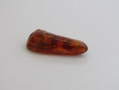 Insects in amber. Estimate £20-30.